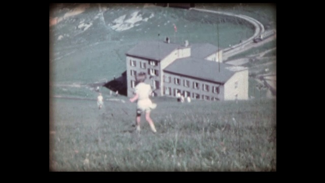 1962年，女孩做了个鬼脸，然后跑下山视频素材