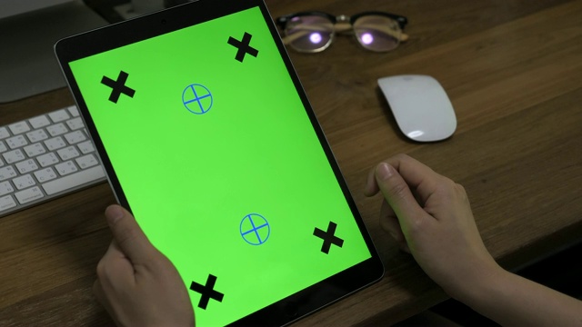 特写手使用绿色屏幕模拟数字平板电脑视频素材