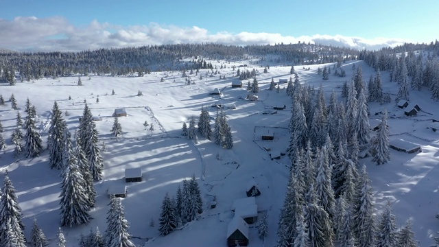 大雪覆盖的偏远村庄，宅基地在山上。4K无人机瞰图视频素材