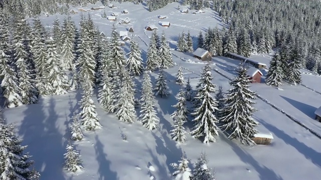 大雪覆盖的偏远村庄，宅基地在山上。4K无人机瞰图视频素材