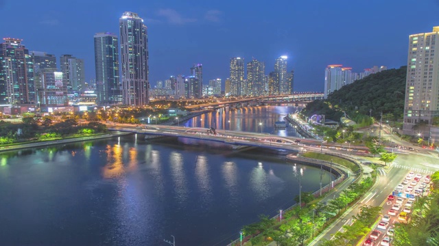 釜山海云大谷的苏永桥和城市建筑的日夜景色视频素材