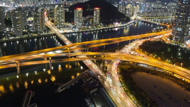 釜山海云大谷的苏永桥和城市道路夜景视频素材