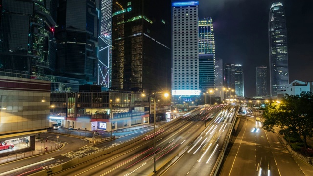 香港晚上的交通高峰时间。中国香港高速公路上摩天大楼和繁忙交通的时间流逝视频素材