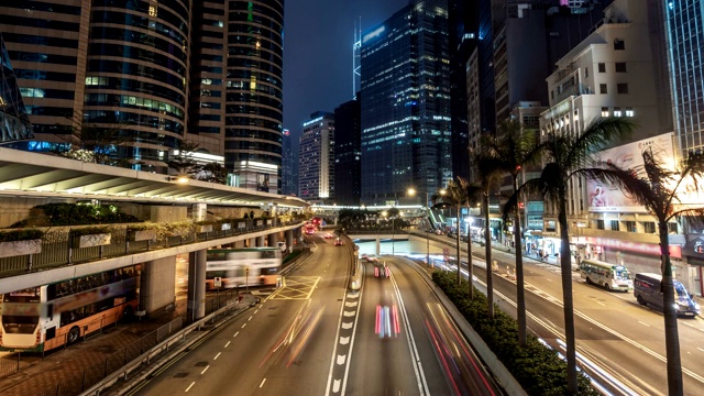 香港城市日落后的交通。香港夜晚灯火通明的街道和摩天大楼视频素材