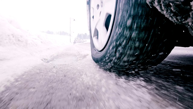 汽车在雪地上行驶的轮胎靠近了视频素材