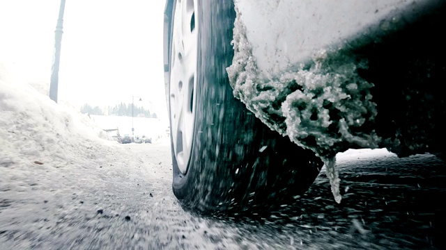 汽车在雪地上行驶的轮胎靠近了视频素材