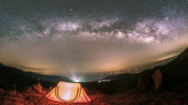 带星星的夜空和哈川枪黄麻山的帐篷视频素材