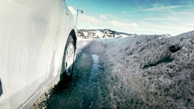 汽车在雪地上行驶的轮胎靠近了视频素材