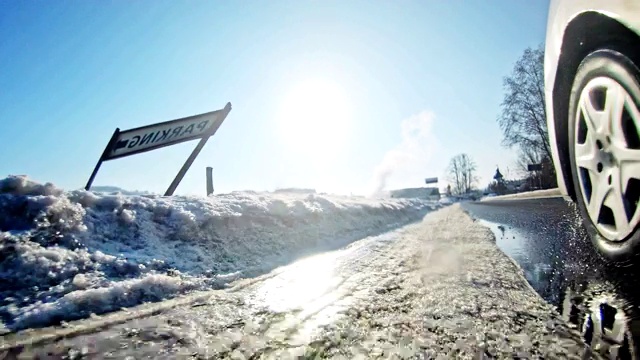 汽车在雪地上行驶的轮胎靠近了视频素材