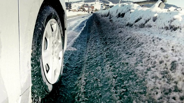 汽车在雪地上行驶的轮胎靠近了视频素材