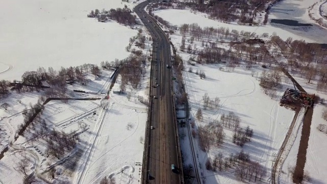 冬季城市高速公路。空中俯视图视频素材