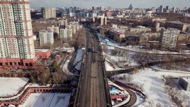 冬季城市高速公路。空中俯视图视频素材