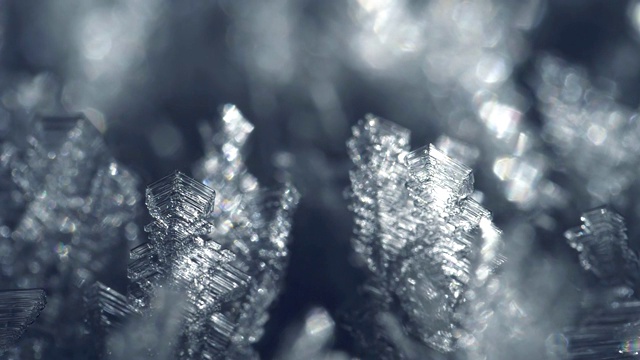 微距拍摄的霜雪晶体在阳光。冬天的概念。视频素材