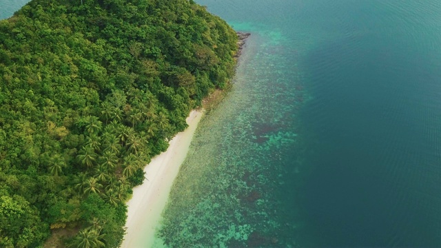 无人机飞过海岸线，露出公海视频素材