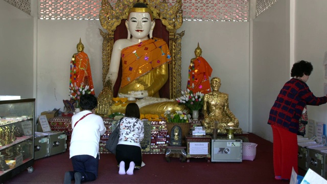 当地人在佛寺内祈祷，这是一个缅甸风格的寺庙，Mae Hong Son，泰国北部视频素材