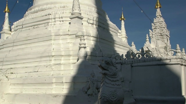 两个巨大的白色切迪(舍利塔)的Wat Phra That Doi Kong Mu -一个缅甸风格的寺庙，Mae Hong Son，泰国北部视频素材