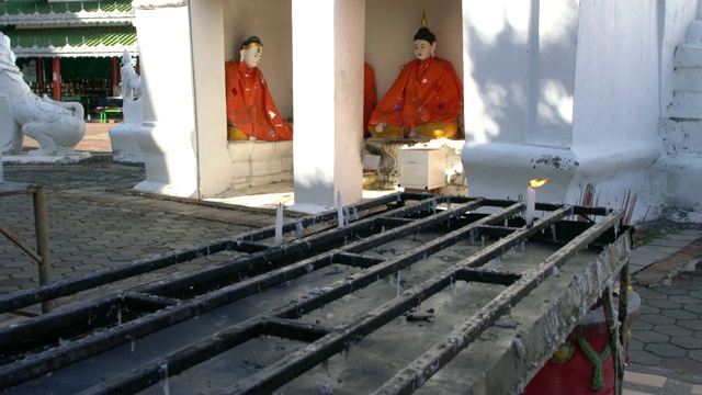 两个巨大的白色切迪(舍利塔)的Wat Phra That Doi Kong Mu -一个缅甸风格的寺庙，Mae Hong Son，泰国北部视频素材