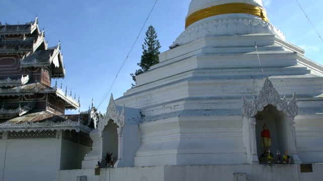 两个巨大的白色切迪(舍利塔)的Wat Phra That Doi Kong Mu -一个缅甸风格的寺庙，Mae Hong Son，泰国北部视频素材