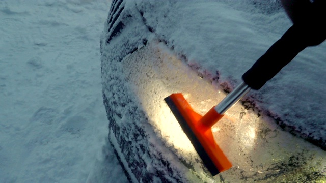 清理背光上厚厚的积雪视频素材