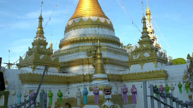 美丽的宝塔的湖边寺庙，Wat Chong Kham和Wat Chong Klang在Mae Hong Son，泰国北部视频素材