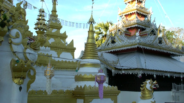 美丽的宝塔的湖边寺庙，Wat Chong Kham和Wat Chong Klang在Mae Hong Son，泰国北部视频素材