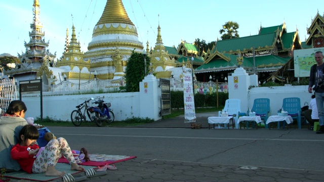 美丽的宝塔的湖边寺庙，Wat Chong Kham和Wat Chong Klang在Mae Hong Son，泰国北部视频素材