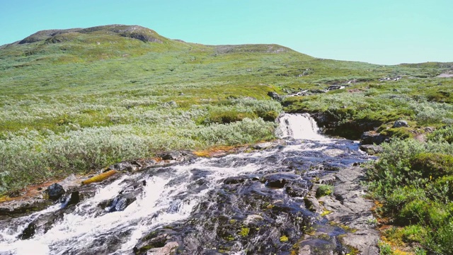 挪威高原地区的小河流景观视频素材