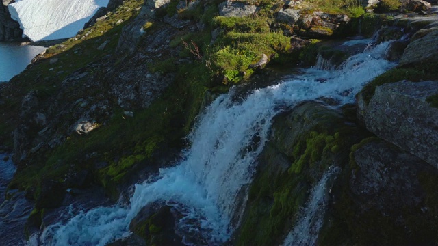 挪威高地山坡上的瀑布景观视频素材