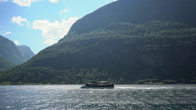 挪威峡湾全景，峡湾游轮正在进行中。奥兰峡湾，峡湾的景观视频素材