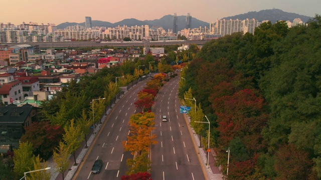 韩国首尔道路上的4k汽车流量视频素材