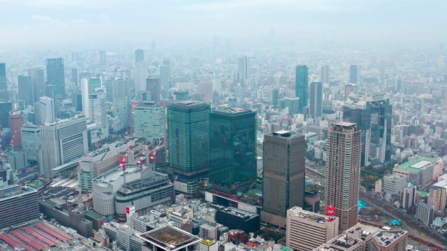 鸟瞰图的大阪市与许多摩天大楼在早上。大阪是日本第二大都市区大阪府的首府。视频素材