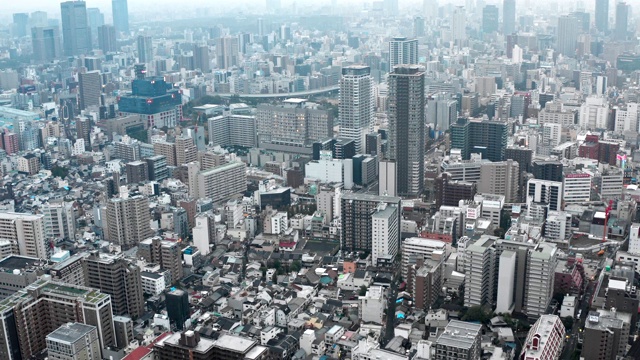 鸟瞰图的大阪市与许多摩天大楼在早上。大阪是日本第二大都市区大阪府的首府。视频素材