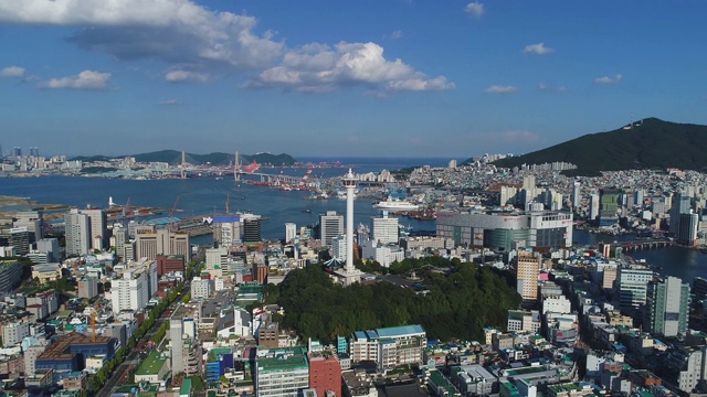 釜山塔(龙山公园)和釜山港口城市景观在韩国视频素材