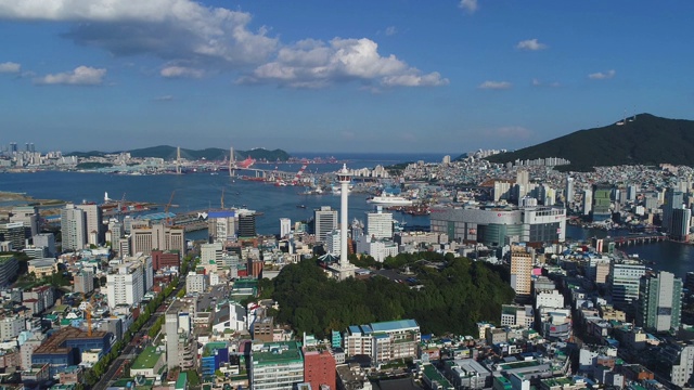 釜山塔(龙山公园)和釜山港口城市景观在韩国视频素材