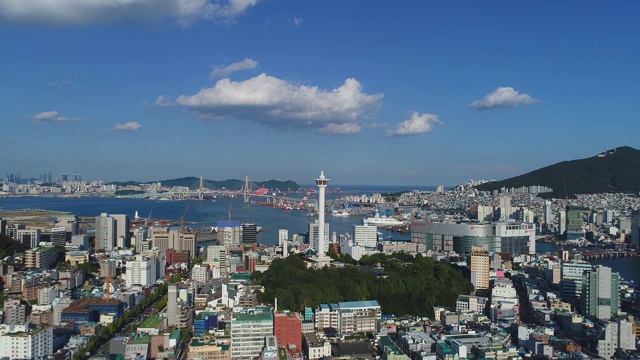 釜山塔(龙山公园)和釜山港口城市景观在韩国视频素材