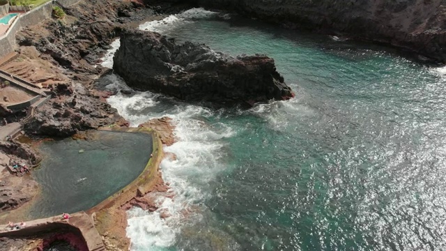 阳光明媚的一天，在海岸和岩石火山海岸视频素材