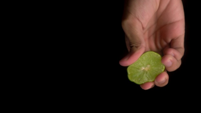 实时:柠檬挤压顶部的摄像头视图。视频素材