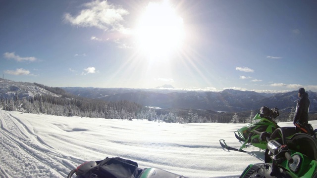 雷尼尔山风景从太平洋西北雪地摩托冒险视频素材