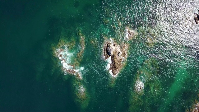 海岩顶部拍摄天线视频素材