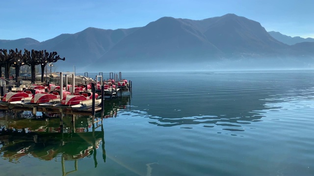 高山湖与脚踏船和山视频素材