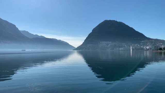 高山湖泊和城市与山视频素材