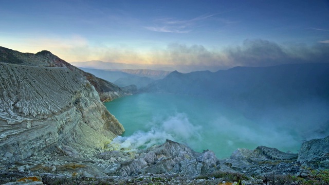 印度尼西亚东爪哇伊真火山群烟雾的全景拍摄。4K超高清视频素材