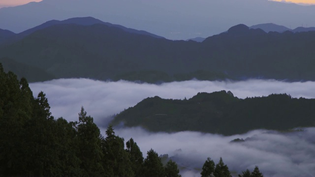 晨雾缓缓地在地上流淌视频下载