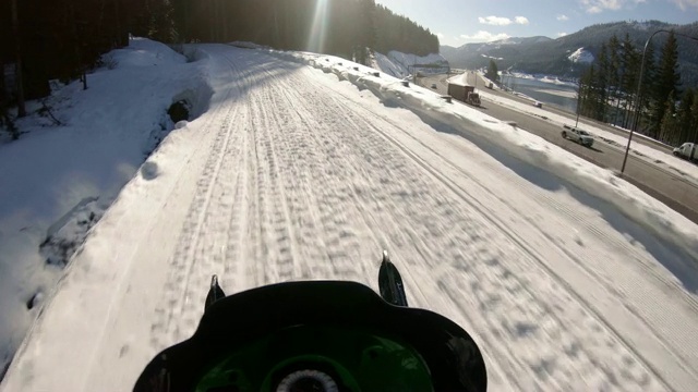 90号州际公路上的雪上摩托道视频素材