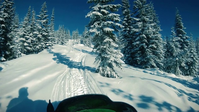 陡峭的山坡雪地车爬POV与合成蓝色滤镜视频素材