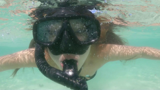 水下年轻女子浮潜在海里玩视频素材