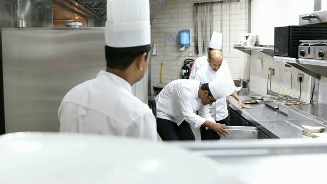 印度厨师在一个美食餐厅的专业厨房烹饪视频素材