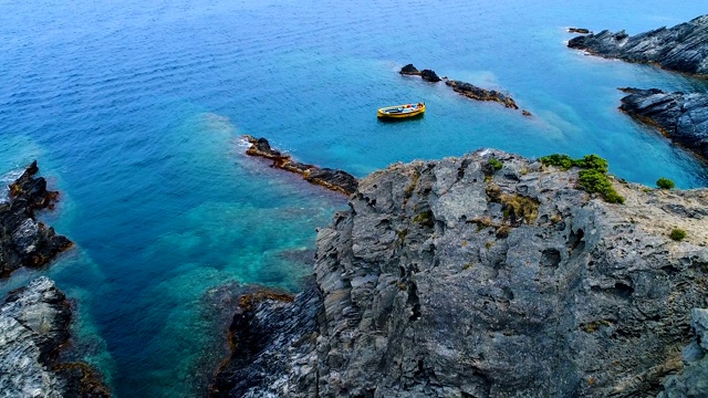 鸟瞰图的海湾岬德克鲁斯在西班牙。美丽的风景岩石和清澈的地中海绿松石水。夏日美景尽收眼底。视频素材