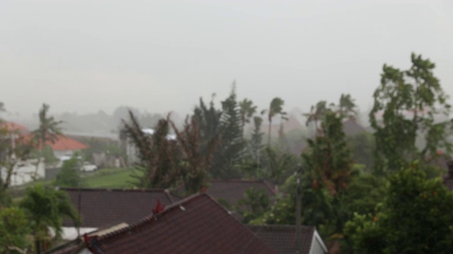 巴厘岛的热带村庄正在下大雨。视频素材