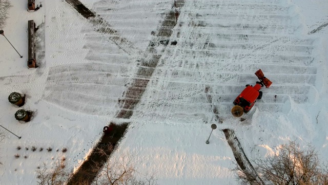 拖拉机清除广场上的新雪视频素材